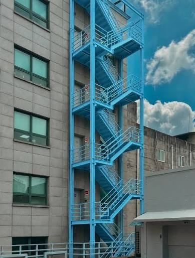 Cầu thang thoát hiểm bằng sắt ngoài trời cho tòa nhà