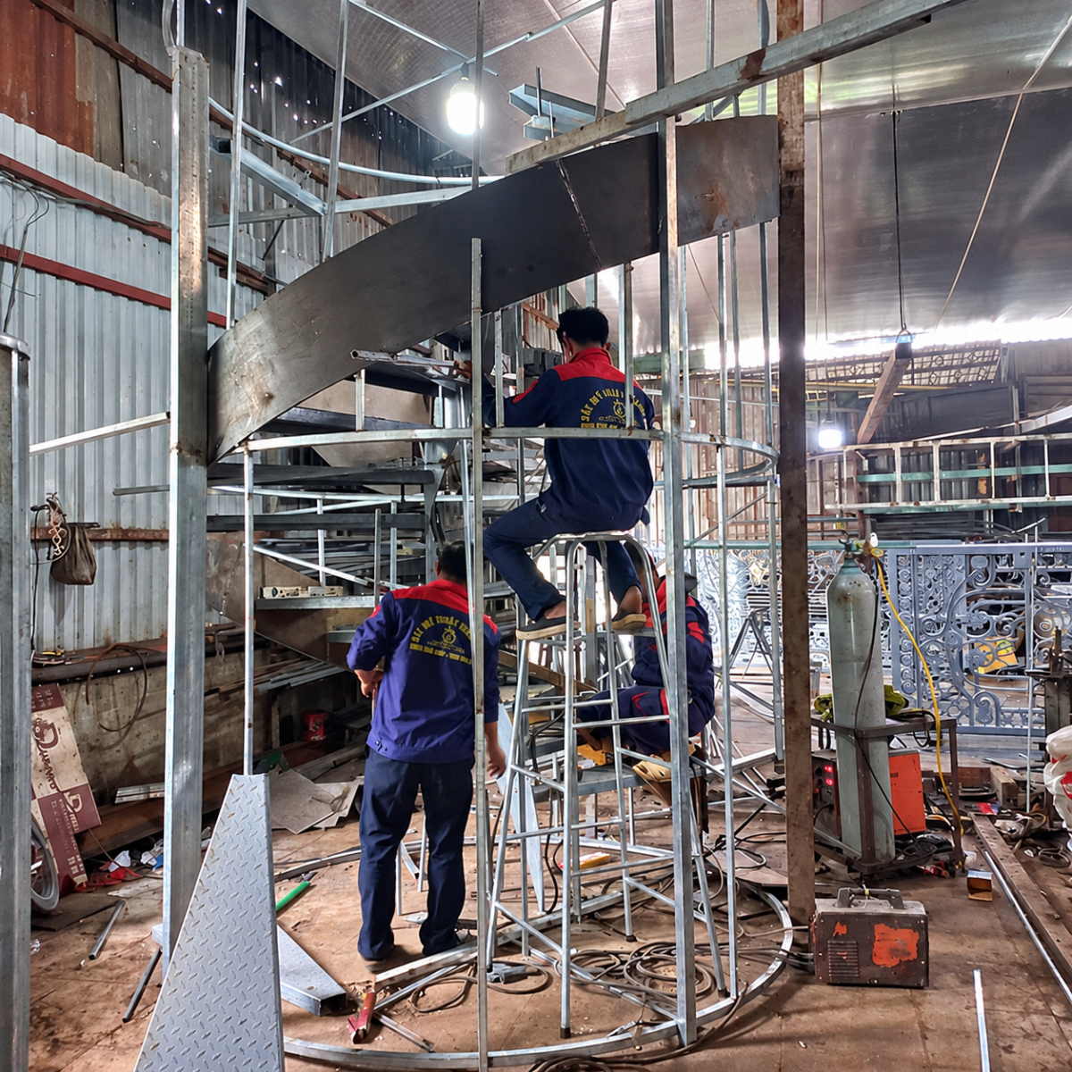 Công nhân Thành An đang lắp ráp và hàn cầu thang xoắn ốc tại xưởngCông nhân Thành An đang lắp ráp và hàn cầu thang xoắn ốc tại xưởng