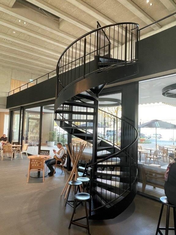 Cầu thang xoắn ốc cho quán cafe bằng sắt màu đen