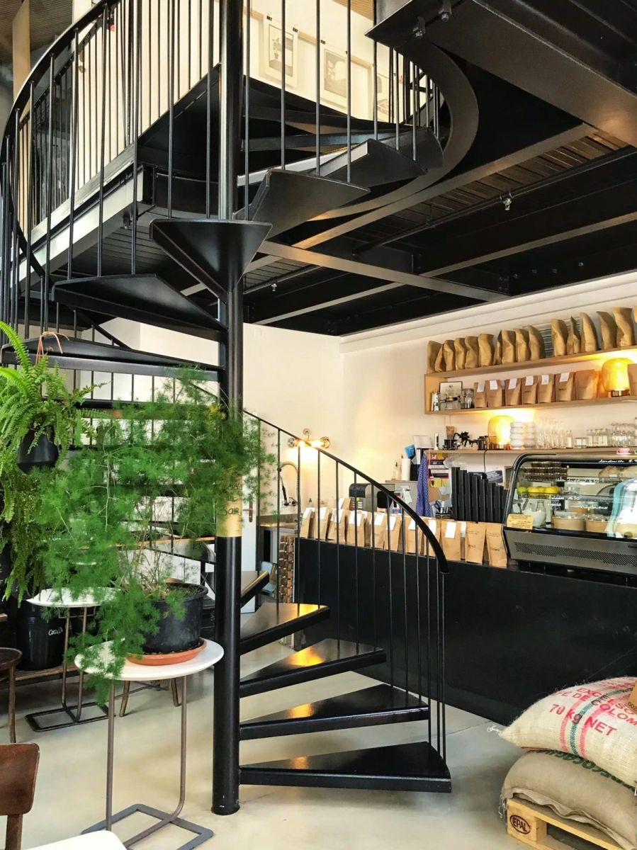 Cầu thang xoắn ốc cho quán cafe kết nối tầng lửng