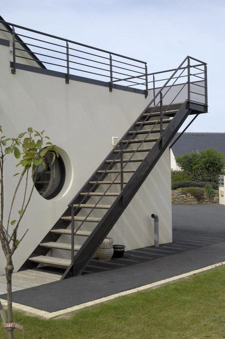 Giá cầu thang sắt lên sân thượng dạng thẳng thiết kế chắc chắn cho nhà ở