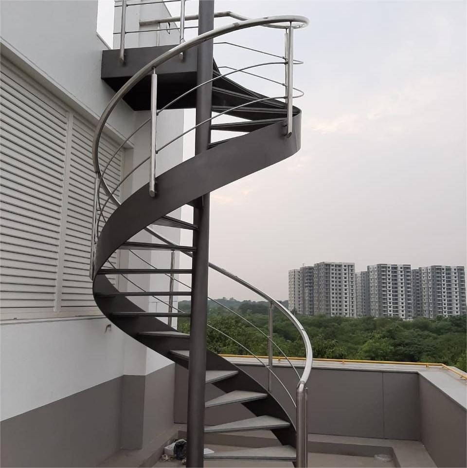 Cầu thang xoắn ốc lên sân thượng với khung sắt chắc chắn phù hợp sân mái và sân thượng