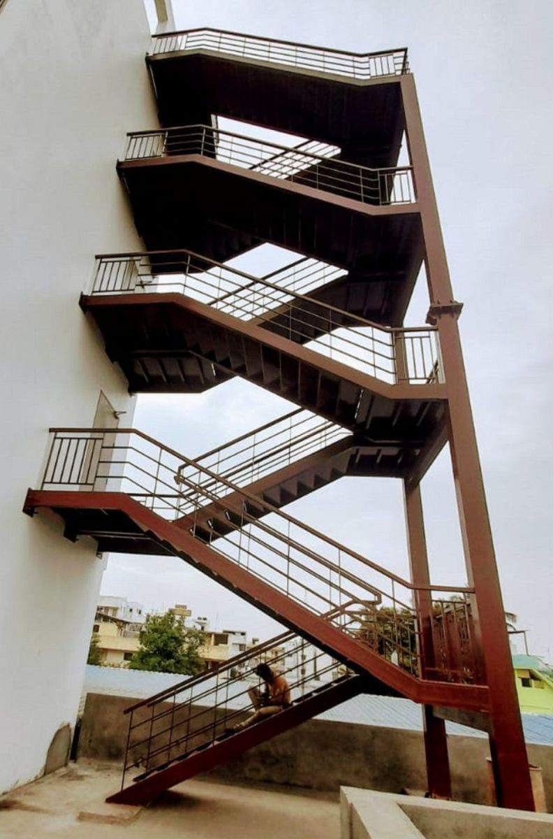 Cầu thang thoát hiểm chung cư