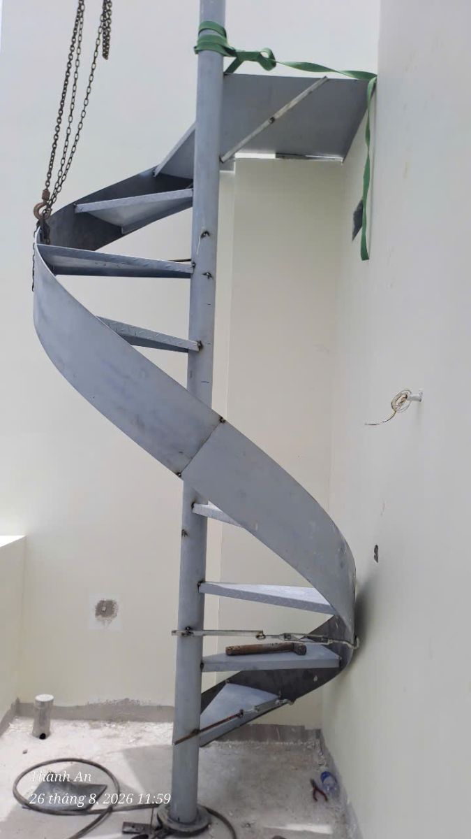 Thi công dựng trục cột chính và khung cầu thang xoắn ốc bằng sắt mạ kẽm tại dự án nhà phố Quận 2