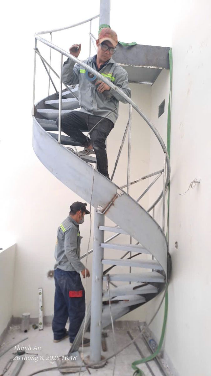Kiểm tra độ cân bằng và độ chịu lực của cầu thang sắt xoắn ốc khi hoàn thiện tay vịn