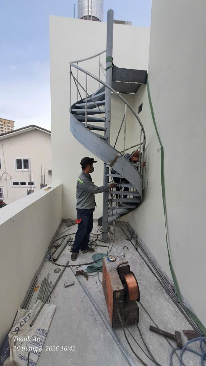 Toàn cảnh hệ thống cầu thang xoắn ốc bằng sắt dẫn lên sân thượng sau khi lắp đặt xong